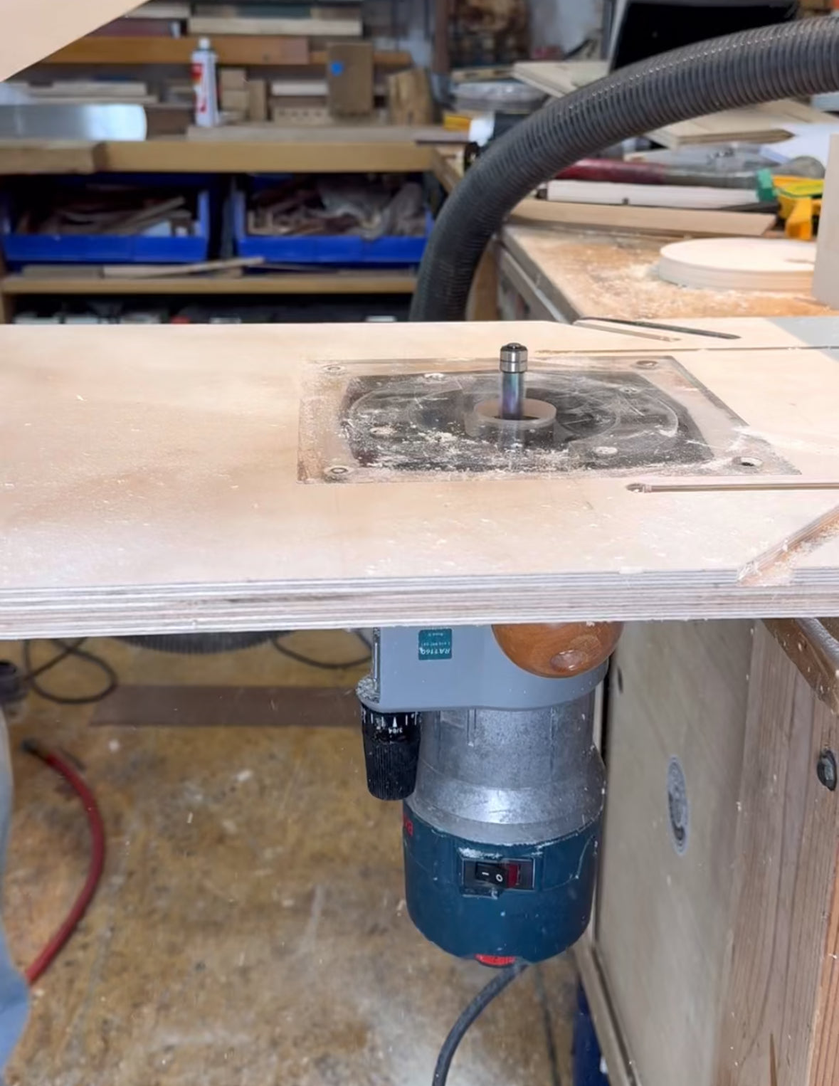 Router table and fence for full sized router - Small shop version