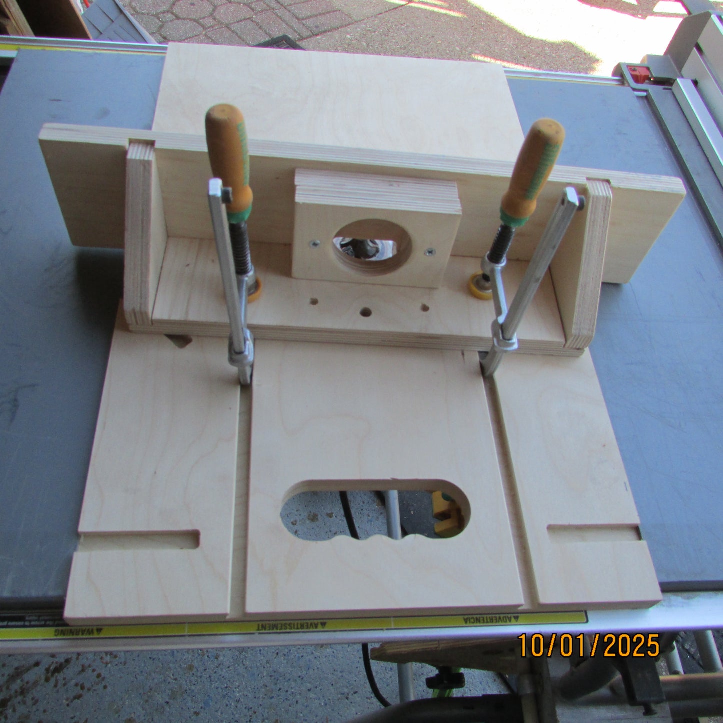 Portable router table with fence and universal baseplate