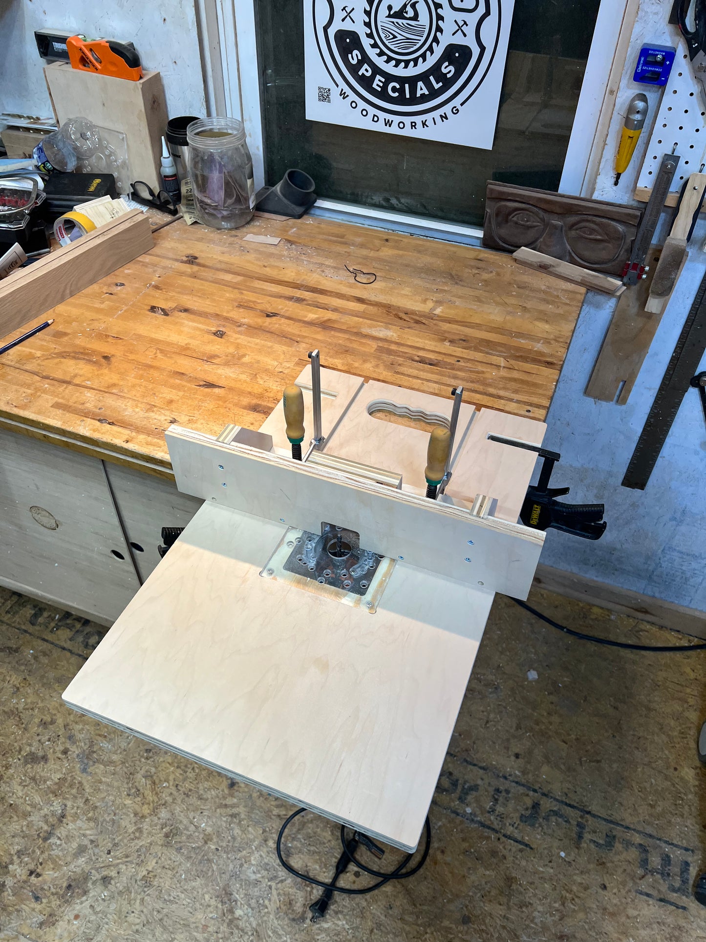 Portable router table with fence and universal baseplate