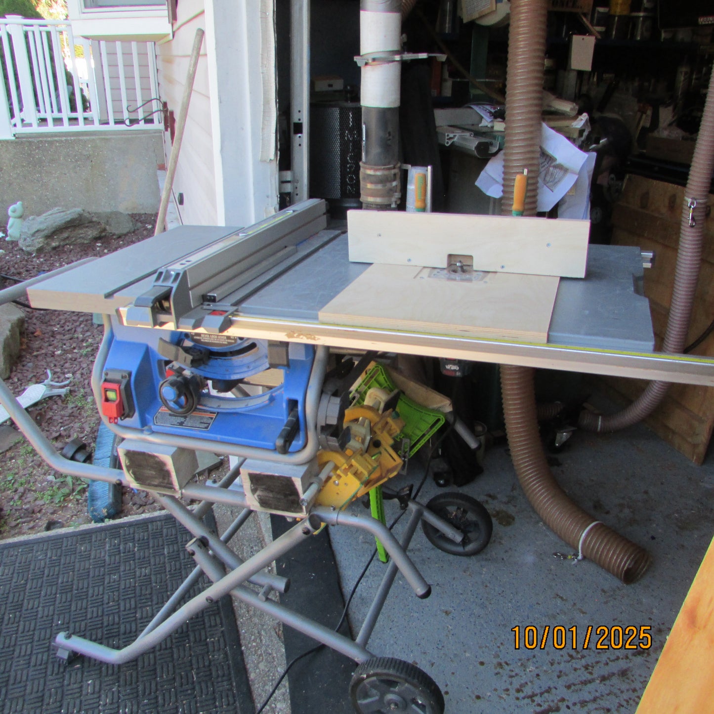 Portable router table with fence and universal baseplate