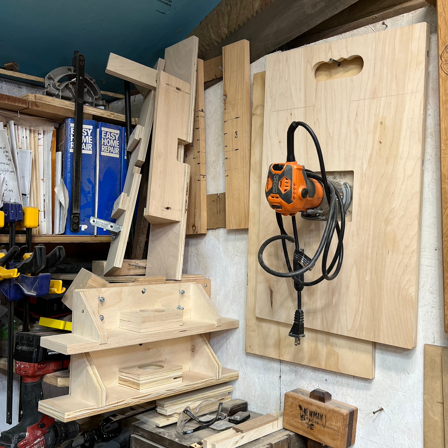 Portable router table with fence and universal baseplate